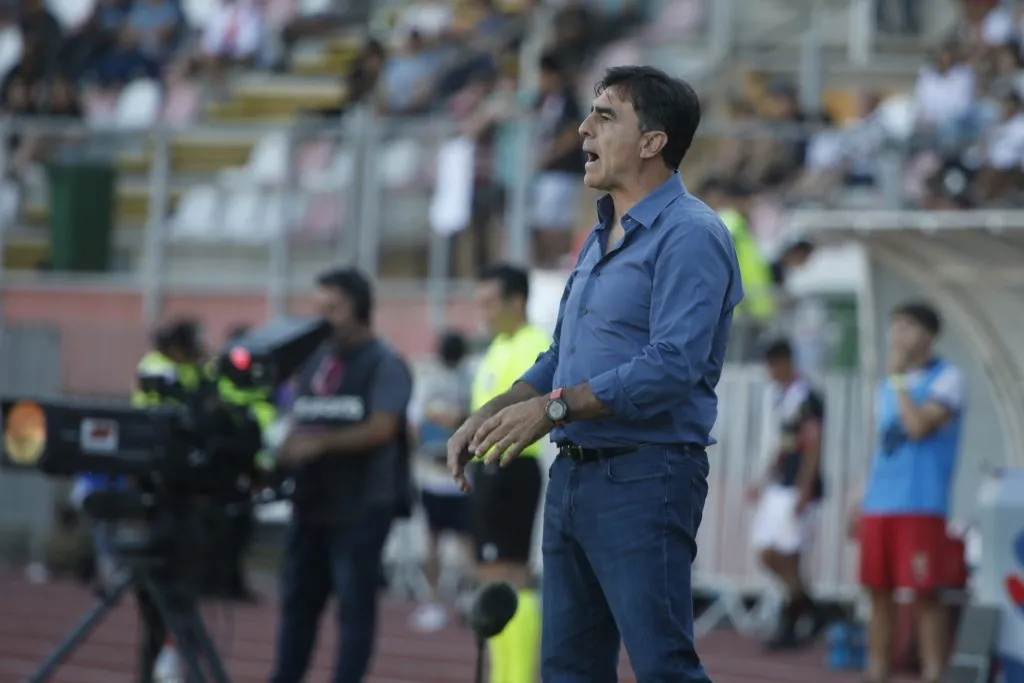 Gustavo Quinteros en el partido de Colo Colo vs Curicó Unido. (Foto: Photosport)