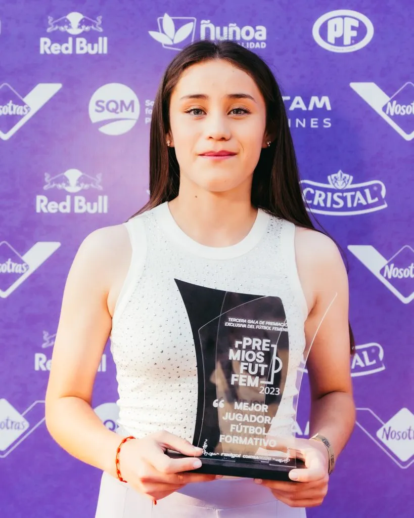 Catalina Muñoz, hija de Carlos Muñoz, recibió el premio a la mejor jugadora del fútbol formativo.
