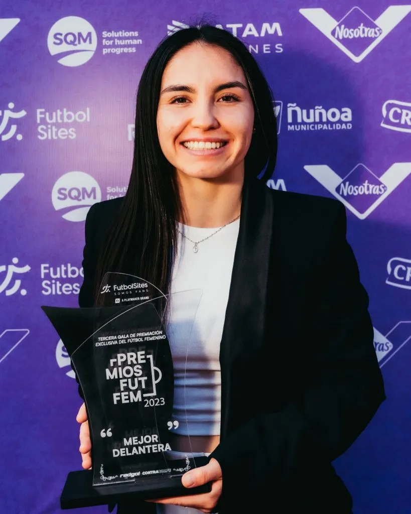Javiera Grez es premiada como la mejor delantera en los Premios Futfem 2023.