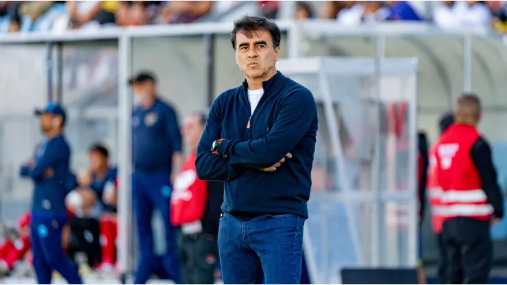 Hinchas de Colo Colo opinan por continuidad de Quinteros como DT.
