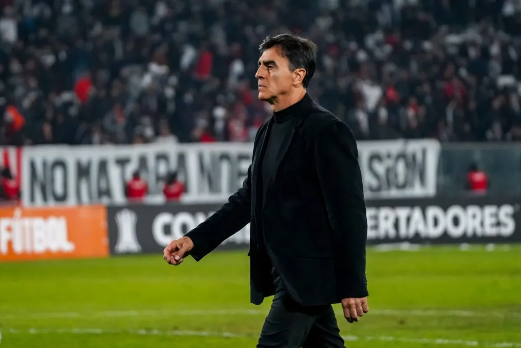 Gustavo Quinteros perdió piso al interior de Blanco y Negro tras un 2023 para el olvido.