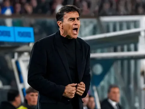 Patricio Yáñez le pone la lápida a Gustavo Quinteros en Colo Colo