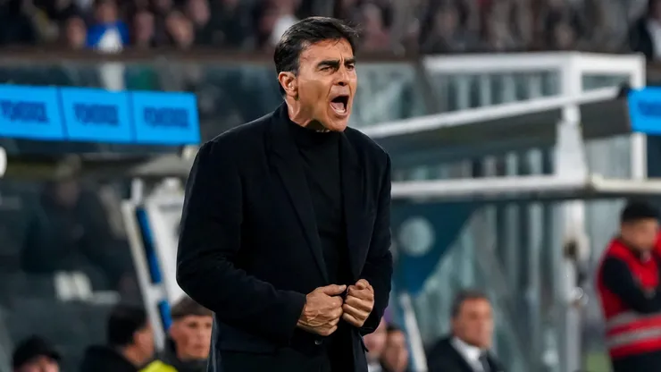 Patricio Yáñez le pone la lápida a Gustavo Quinteros en Colo Colo.