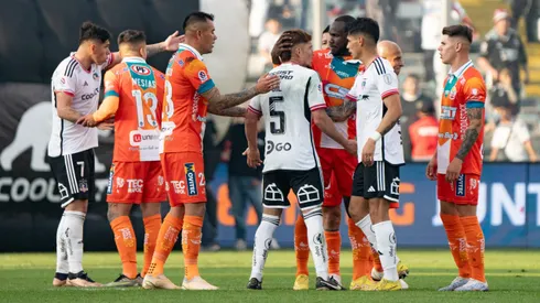 La tocada de oreja de Cobresal a Colo Colo por la cancha.