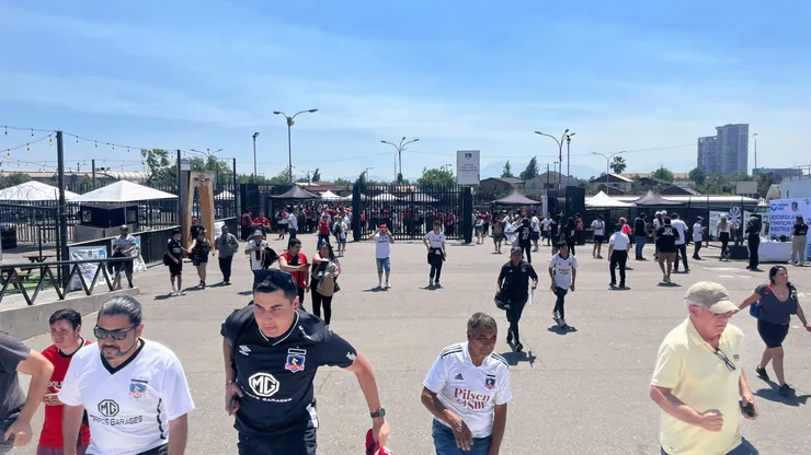 Llegan los primeros hinchas al Monumental.