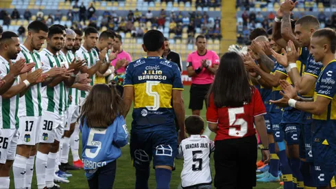 Julio Barroso recibió un homenaje en su último partido. | Imagen: Photosport.