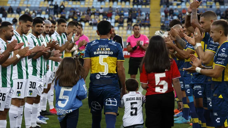 Julio Barroso recibió un homenaje en su último partido. | Imagen: Photosport.