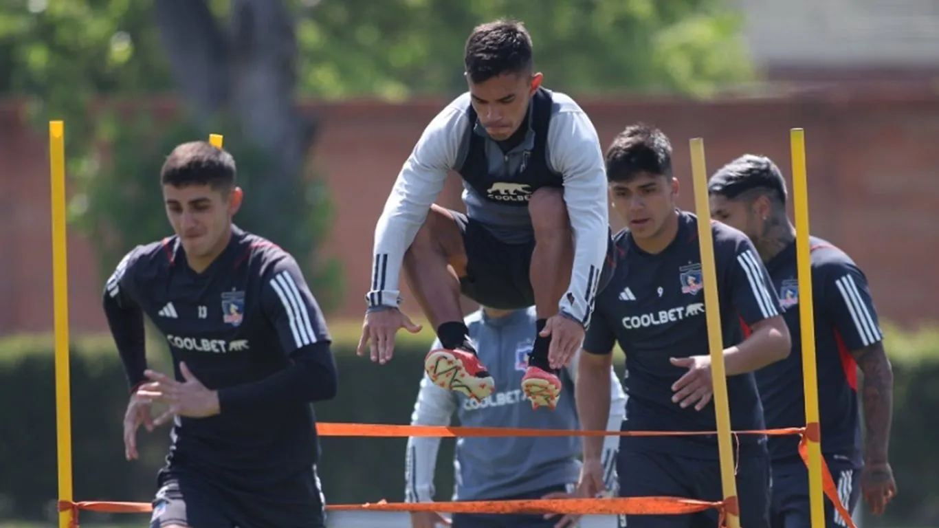 Juan Carlos Gaete (detrás de Damián Pizarro), se unió a las prácticas de Colo Colo.