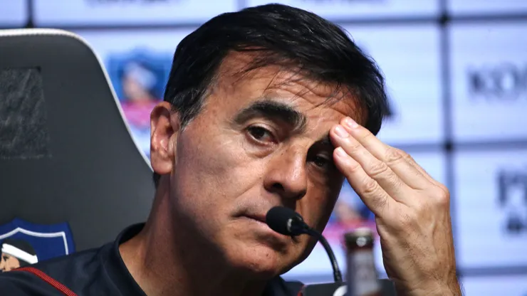 ¿Le afectará a Colo Colo? Gustavo Quinteros aborda el estado de la cancha del Monumental.