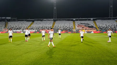 Histórico de Colo Colo le pega a Blanco y Negro por la cancha del Estadio Monumental.