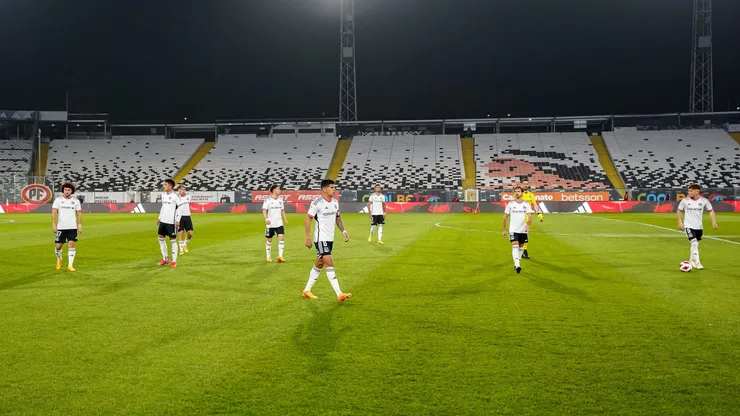 Histórico de Colo Colo le pega a Blanco y Negro por la cancha del Estadio Monumental.
