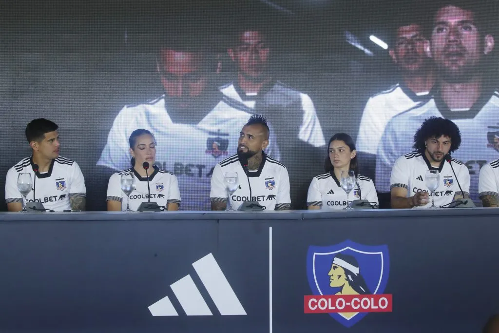 Ryann Torrero en la presentación de la nueva camiseta de Colo Colo. (Foto: Photosport)