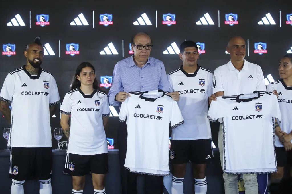 Alfredo Stohwing dijo presente en el estreno de la nueva camiseta de Colo Colo. 