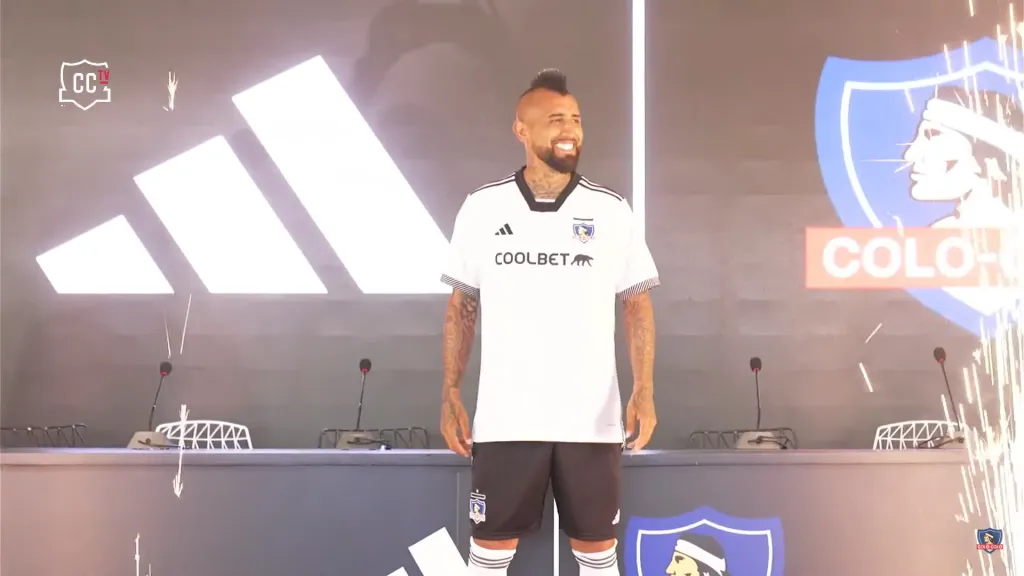 Arturo Vidal modelando el nuevo modelo de camiseta 2024. Imagen: Captura Transmisión