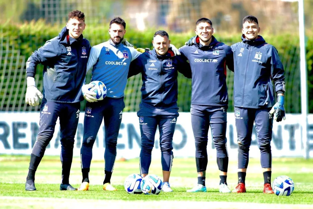 Jorge Martínez, junto a los arqueros de Colo Colo.
