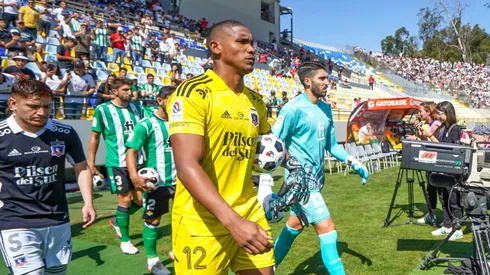 Omar Carabalí tomó una decisión en Colo Colo.