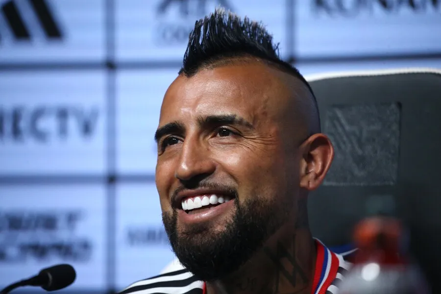 Arturo Vidal puede volver a ver minutos con Colo Colo tras 17 años. Imagen: Javier Salvo/Photosport