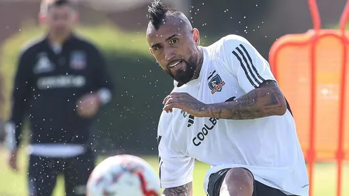 Arturo Vidal llega a entrenar por su cuenta en el Estadio Monumental.