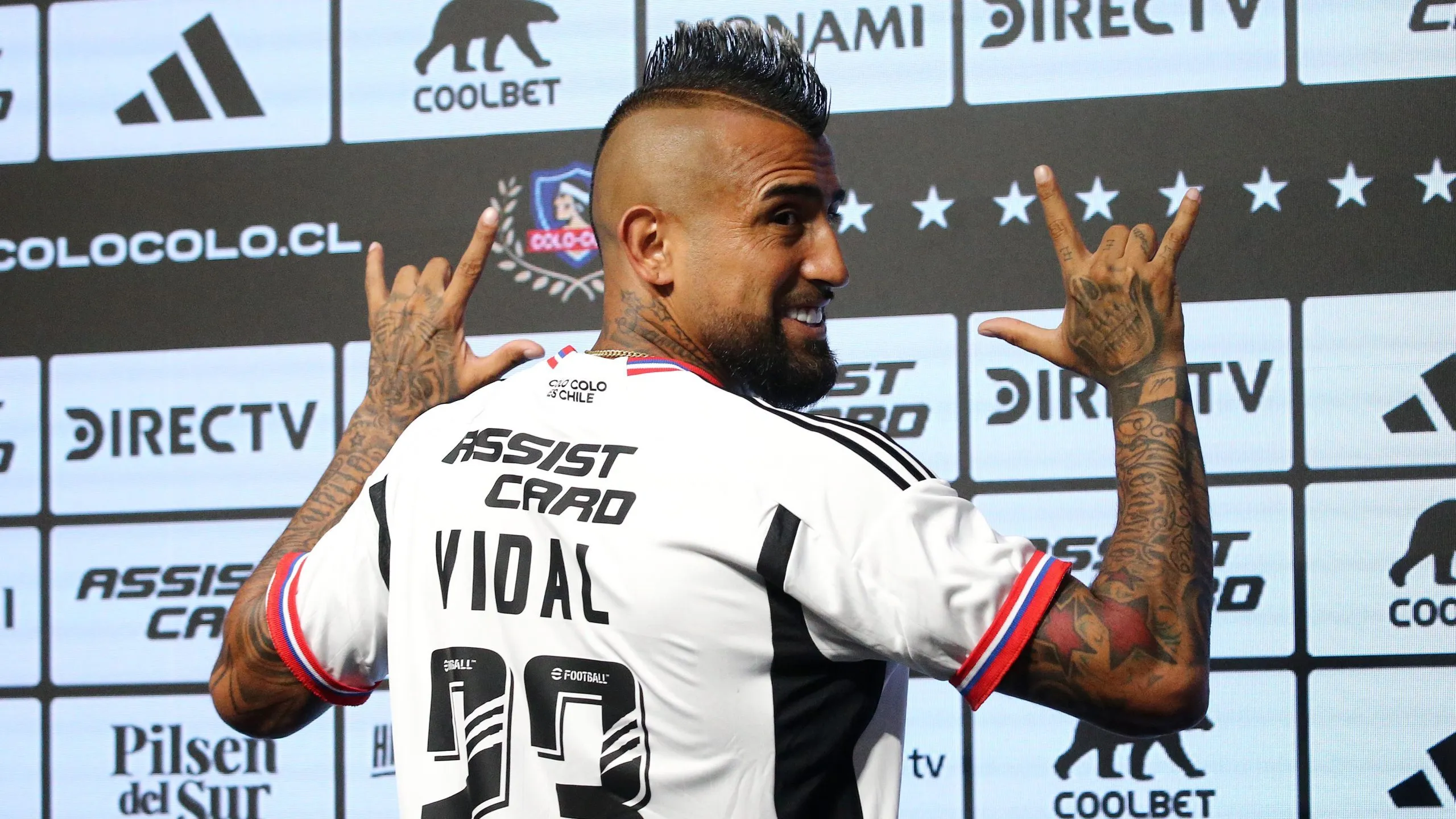 El pasado martes, el King Arturo fue presentado con bombos y platillos como el flamante primer refuerzo de Colo Colo en este mercado de pases. 