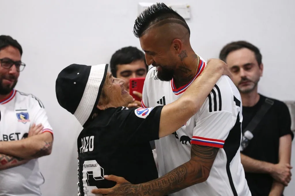 María Colo Colo junto a Arturo Vidal en la sala de prensa del Monumental | Foto: Photosport