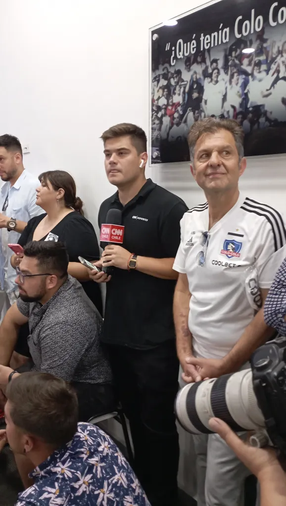 Aníbal Mosa era uno más en la sala de prensa viendo a Arturo Vidal.