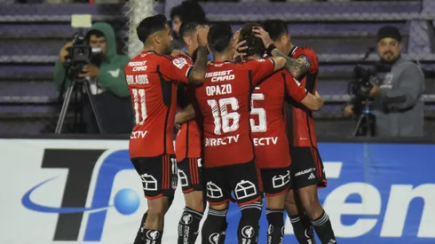 Colo Colo vuelve desde Uruguay entre abrazos