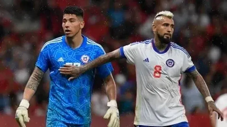 Brayan Cortés espera con alfombra roja a Arturo Vidal en Colo Colo.