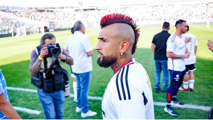 Arturo Vidal comparte mensaje que apunta a Alfredo Stöhwing.