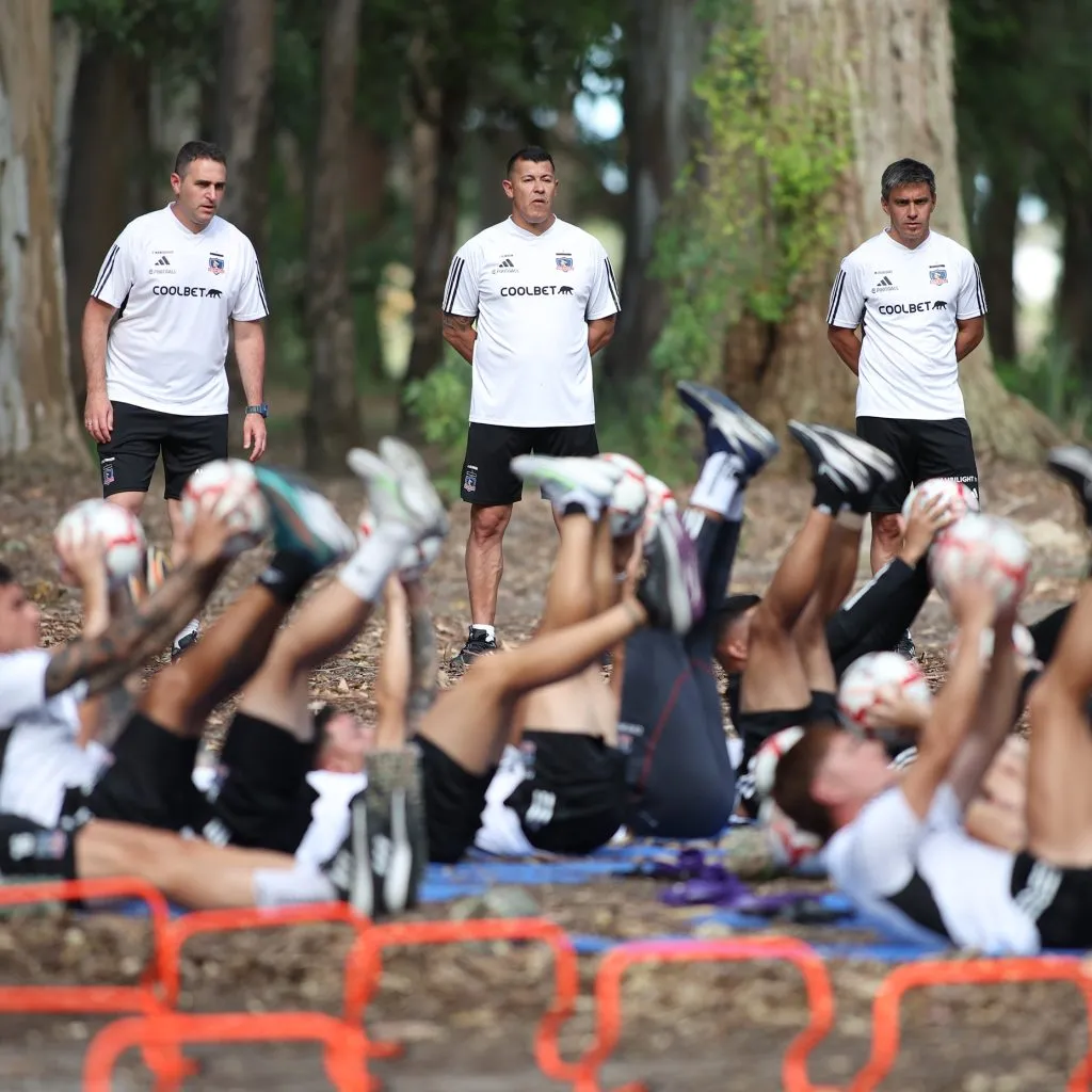 Colo Colo entrenando en un bosque