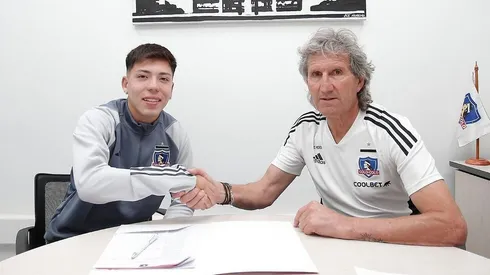 Leandro Hernández firma su primer contrato profesional en Colo Colo.