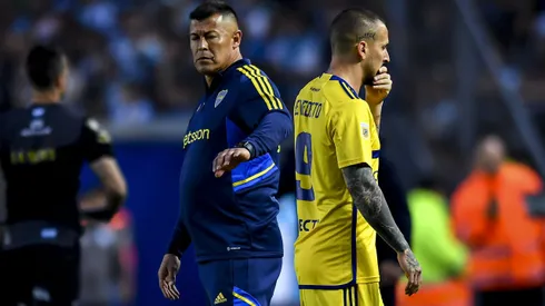 AVELLANEDA, ARGENTINA - OCTOBER 24: Dario Benedetto of Boca Juniors walks by Jorge Almiron after being injured during a match between Racing Club and Boca Juniors as part of Group B of Copa de la Liga Profesional 2023 at at Presidente Peron Stadium on October 24, 2023 in Avellaneda, Argentina. (Photo by Marcelo Endelli/Getty Images)