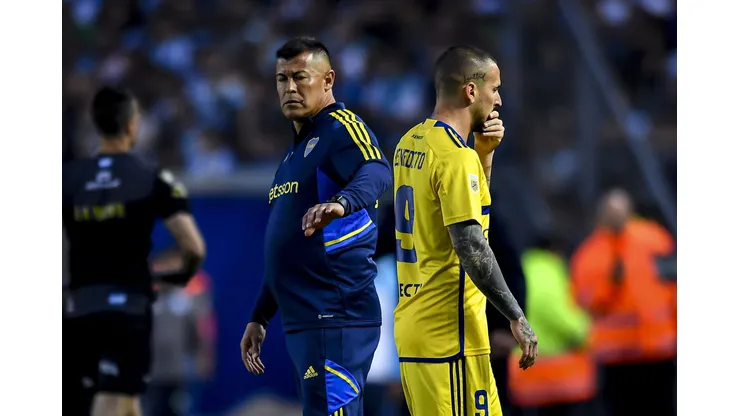 AVELLANEDA, ARGENTINA - OCTOBER 24: Dario Benedetto of Boca Juniors walks by Jorge Almiron after being injured during a match between Racing Club and Boca Juniors as part of Group B of Copa de la Liga Profesional 2023 at at Presidente Peron Stadium on October 24, 2023 in Avellaneda, Argentina. (Photo by Marcelo Endelli/Getty Images)