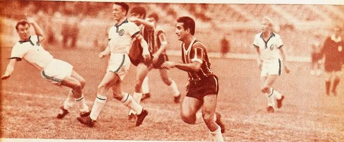 Uno de los únicos registros del partido entre Colo Colo y Bayern Münich y que no pudo estar Franz Beckenbauer.