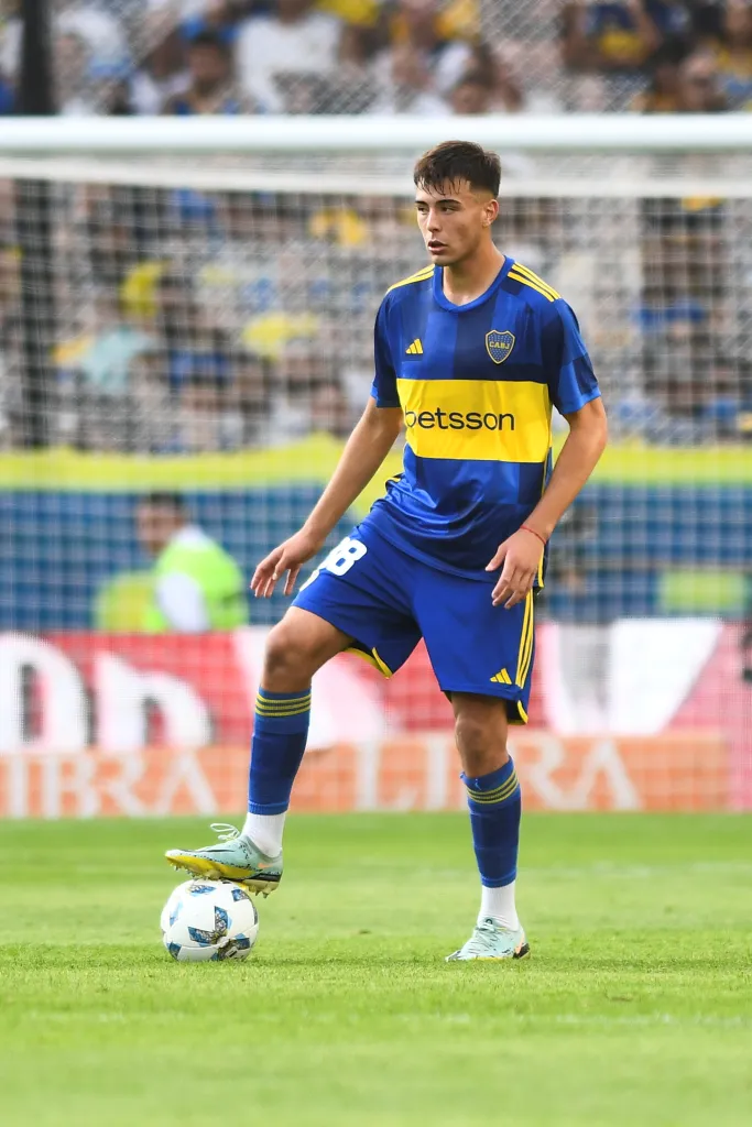 Aaron Anselmino es una de las nuevas joyas de Boca Juniors y que puede llegar a Colo Colo con Jorge Almirón.