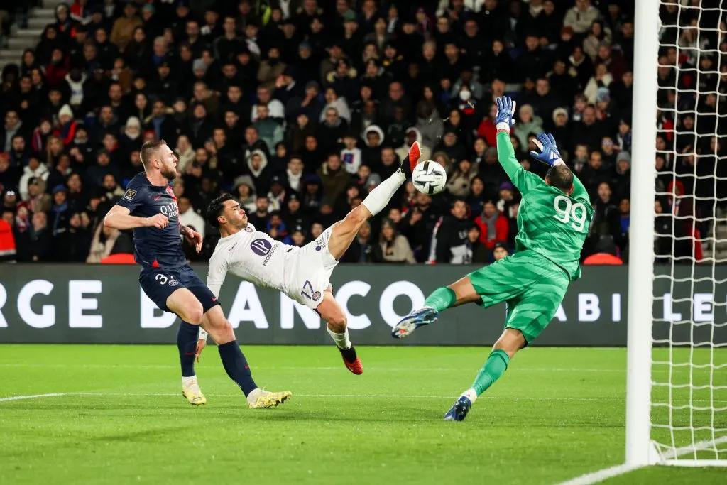 Gabriel Suazo en la disputa del balón con Gianluigi Donnarumma. (Foto: @ToulouseFC)