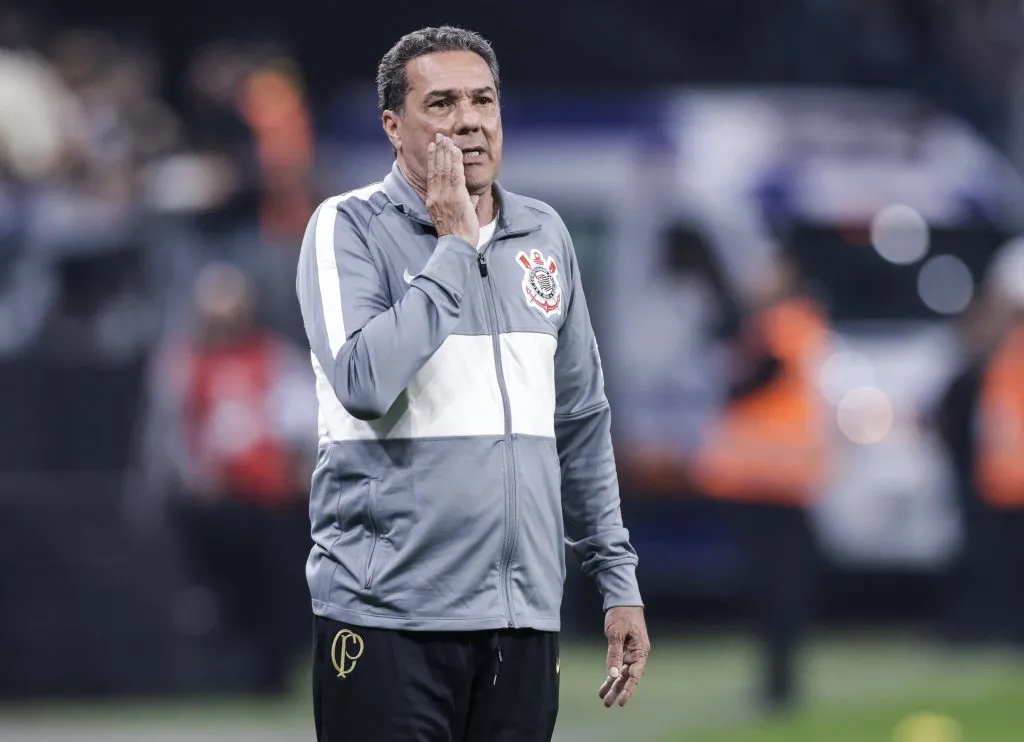 En 2023, Vanderlei Luxemburgo dirigió a Corinthians de Brasil, en donde no tuvo una buena estadía. 