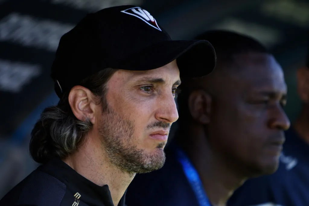 Luis Zubeldía es respaldado por histórico jugador de Colo Colo. Imagen: Ernesto Ryan/Getty Images)