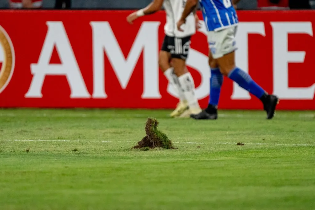 Así quedó la cancha en el Colo Colo vs Godoy Cruz por Copa Libertadores. Imagen: Guille Salazar/DaleAlbo