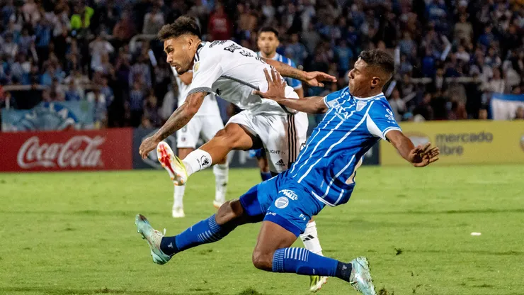 Colo Colo se mide ante Godoy Cruz por Copa Libertadores.