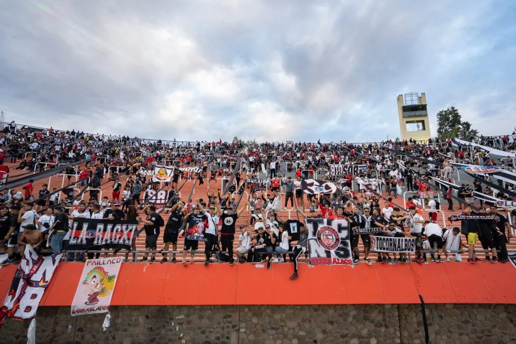 Los hinchas de Colo Colo que repletaron el Malvinas Argentinas de Mendoza. (Foto: Guillermo Salazar/DaleAlbo)