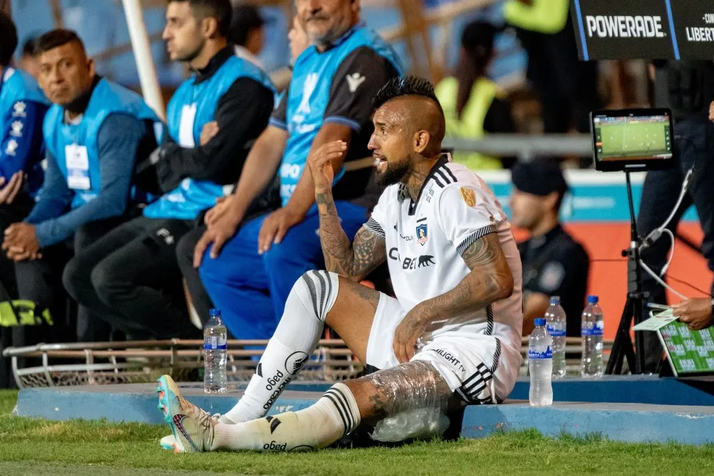 Arturo Vidal da instrucciones desde el banco.