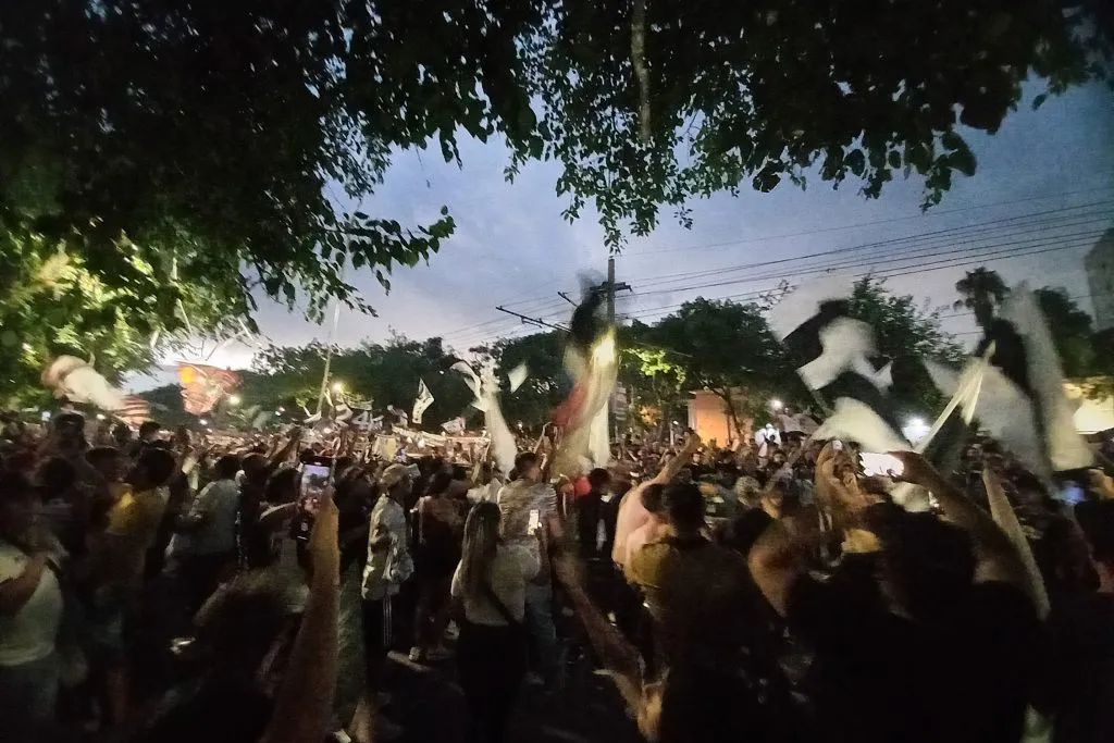 Hinchas de Colo Colo realizaron hotelazo en Mendoza.