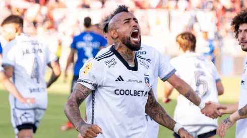 Arturo Vidal mete miedo antes al DT de Godoy Cruz antes del partido con Colo Colo. | Imagen: Guille Salazar/DaleAlbo.