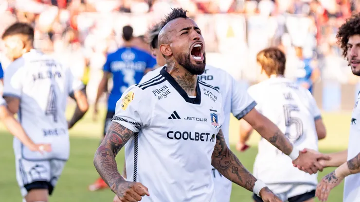 Arturo Vidal mete miedo antes al DT de Godoy Cruz antes del partido con Colo Colo. | Imagen: Guille Salazar/DaleAlbo.