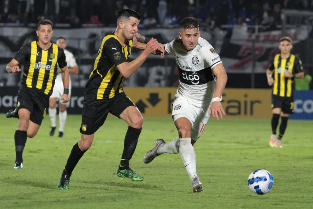 Guillermo Paiva en Olimpia enfrentando a Peñarol en Copa Libertadores. (Foto: Getty Images)