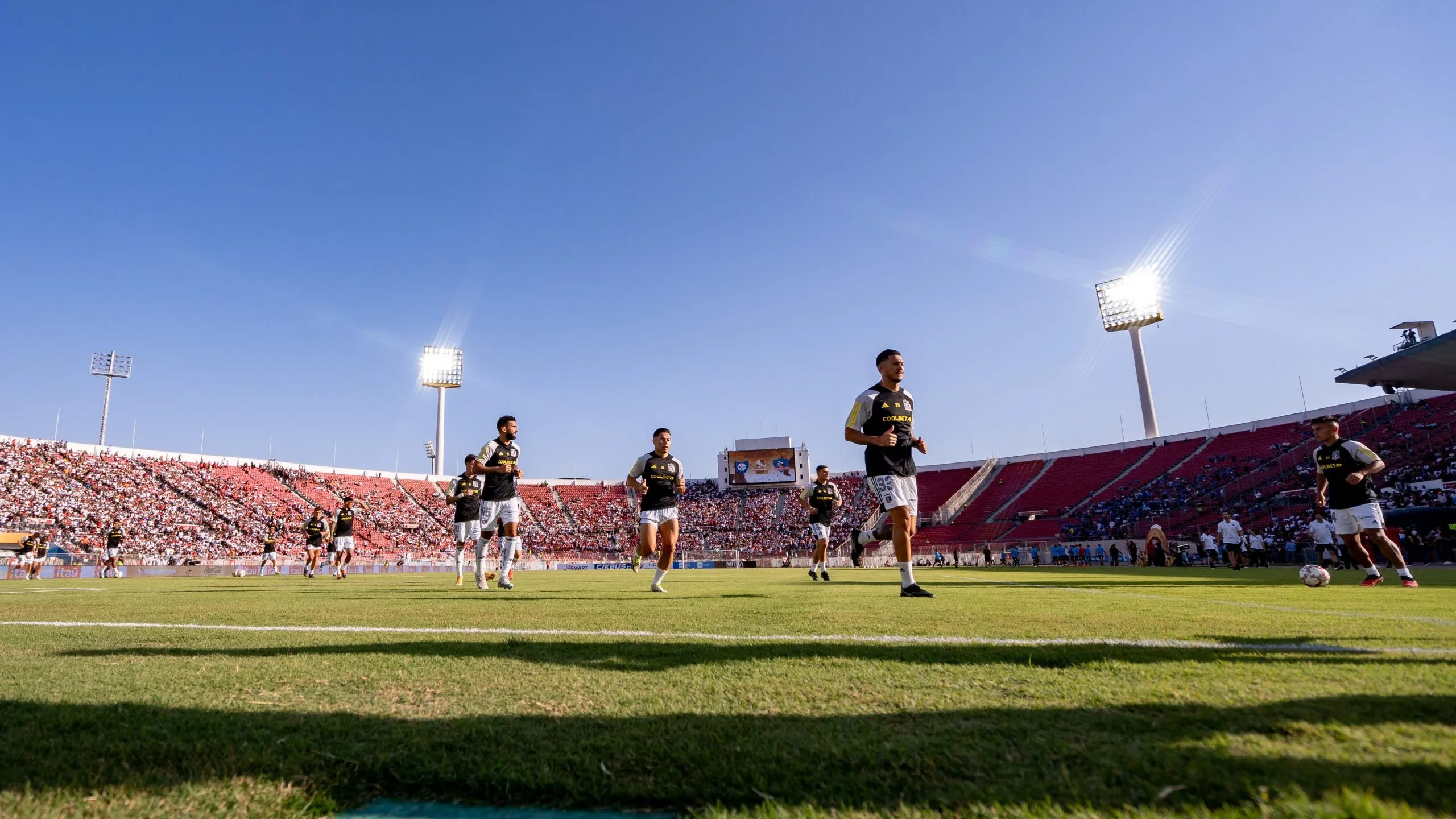 El calentamiento previo de Colo Colo en la Supercopa. (Foto: Guillermo Salazar/DaleAlbo)