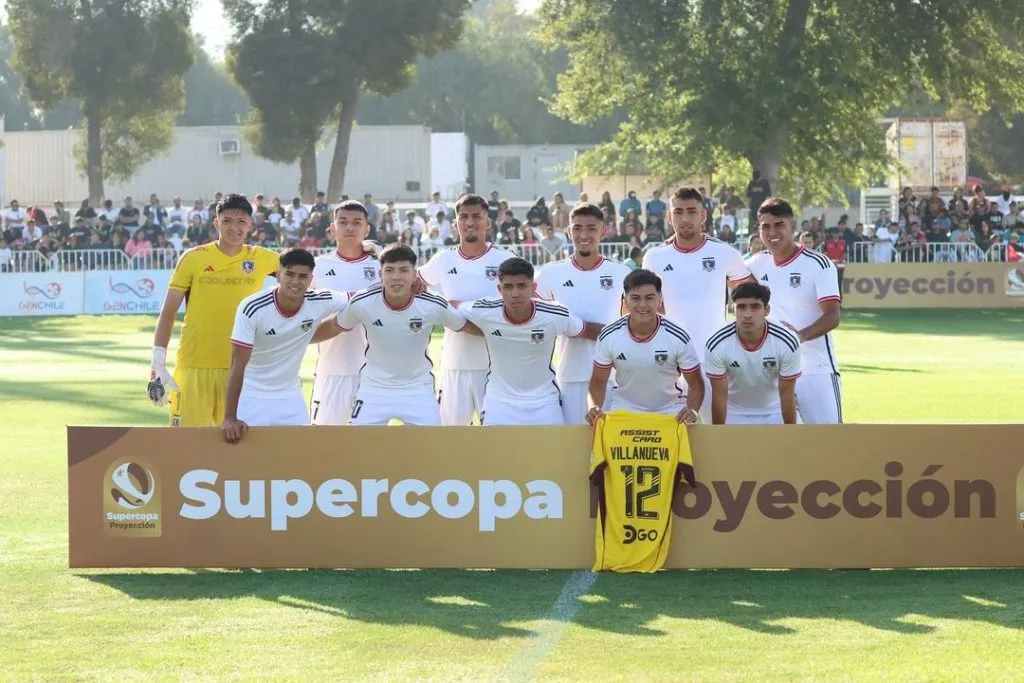El homenaje de los compañeros a Eduardo Villanueva en Colo Colo. Imagen: Colo Colo Fútbol Joven