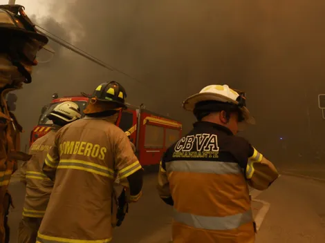Bomberos y personal de Conaf reciben homenaje en la Supercopa