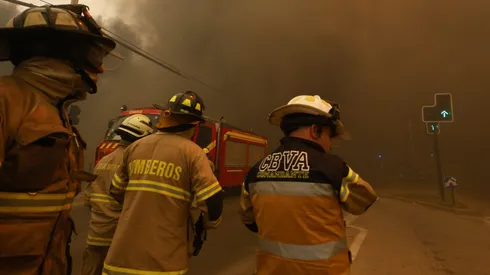 Bomberos son homenajeados en la Supercopa por su labor en Valparaíso.