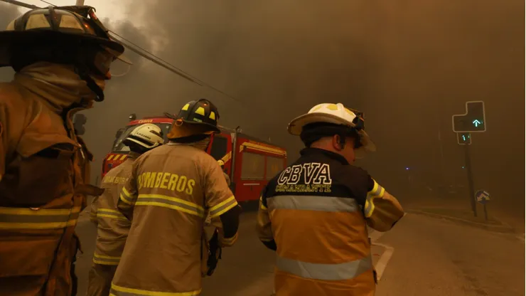 Bomberos son homenajeados en la Supercopa por su labor en Valparaíso.